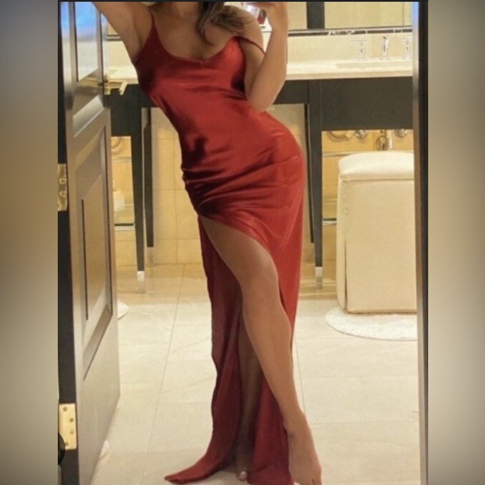 Elegant Burgundy Maxi Dress